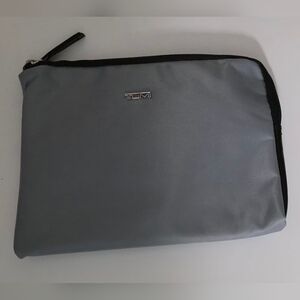 Tumi Small Gray Travel Pouch - Tumi For Delta Cosmetic Toiletrie Zipper Bag